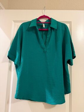 Zenana Textured Kelly Green V-Neck Short Sleeve Blouse